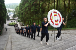 賡續(xù)井岡山精神，向革命烈士敬獻(xiàn)花圈